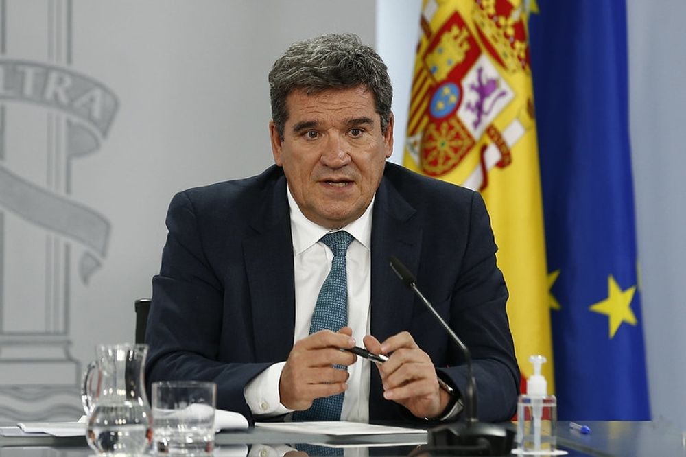 Migrationsministern Jos&eacute; Lu&iacute;s Escriv&aacute; f&ouml;rsvarar regeringens flyktingpolitik.