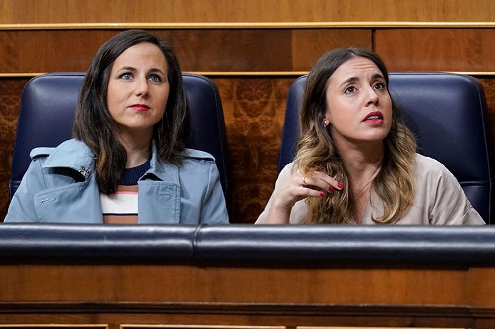 Ledaren f&ouml;r Podemos Ione Belarra (till v&auml;nster) och tidigare j&auml;mst&auml;lldhetsministern Irene Montero. Den senare har varken f&ouml;rnyat som minister eller parlamentsledamot.