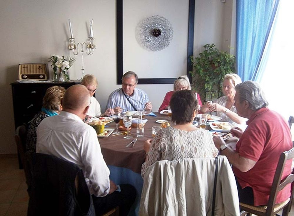 Fyra par och initiativtagaren Robert Lilljequist deltog i den f&ouml;rsta lunchtr&auml;ffen 28 mars p&aring; restaurang Hatillo i Estepona. Foto: Robert Lilljequist