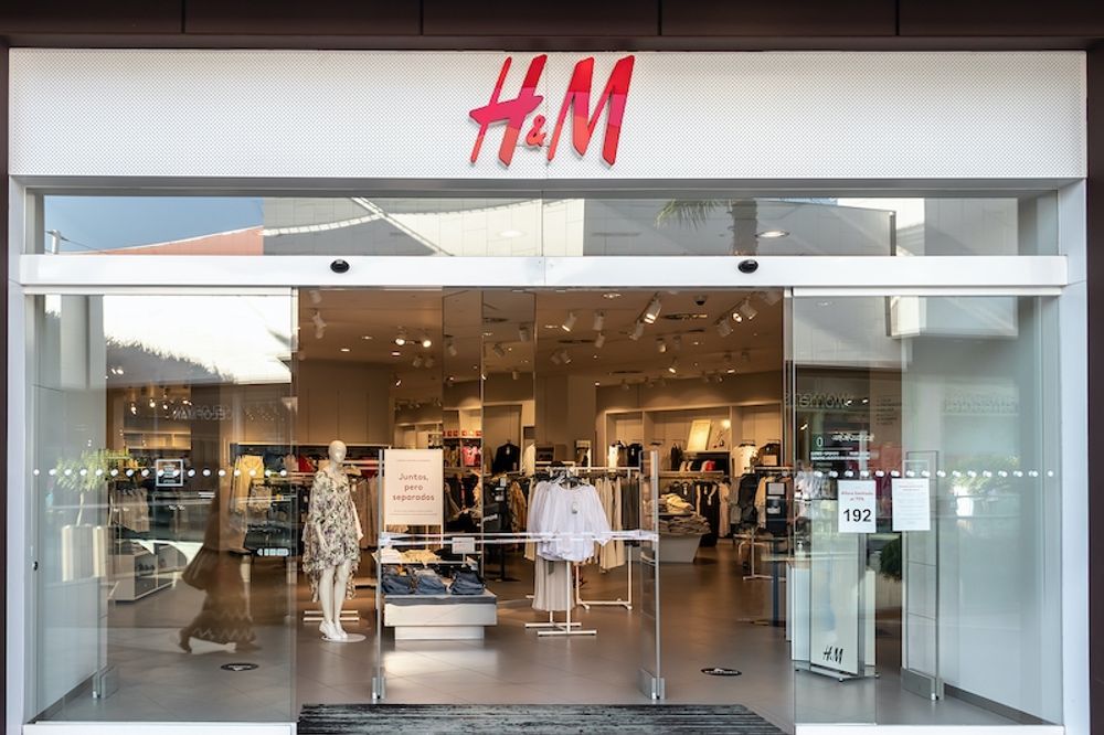 Efter tv&aring; personalstrejker i april och maj v&auml;ljer H&M att minska antalet planerade upps&auml;gningar till en tredjedel.