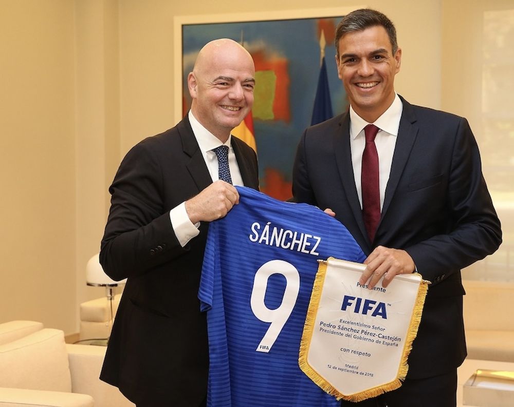 Ett m&ouml;te mellan den spanske regeringschefen Pedro S&aacute;nchez och FIFA:s ordf&ouml;rande Gianni Infantino uppges ha bidragit till att s&auml;kra v&auml;rdskapet f&ouml;r Spanien, Portugal och Marocko.