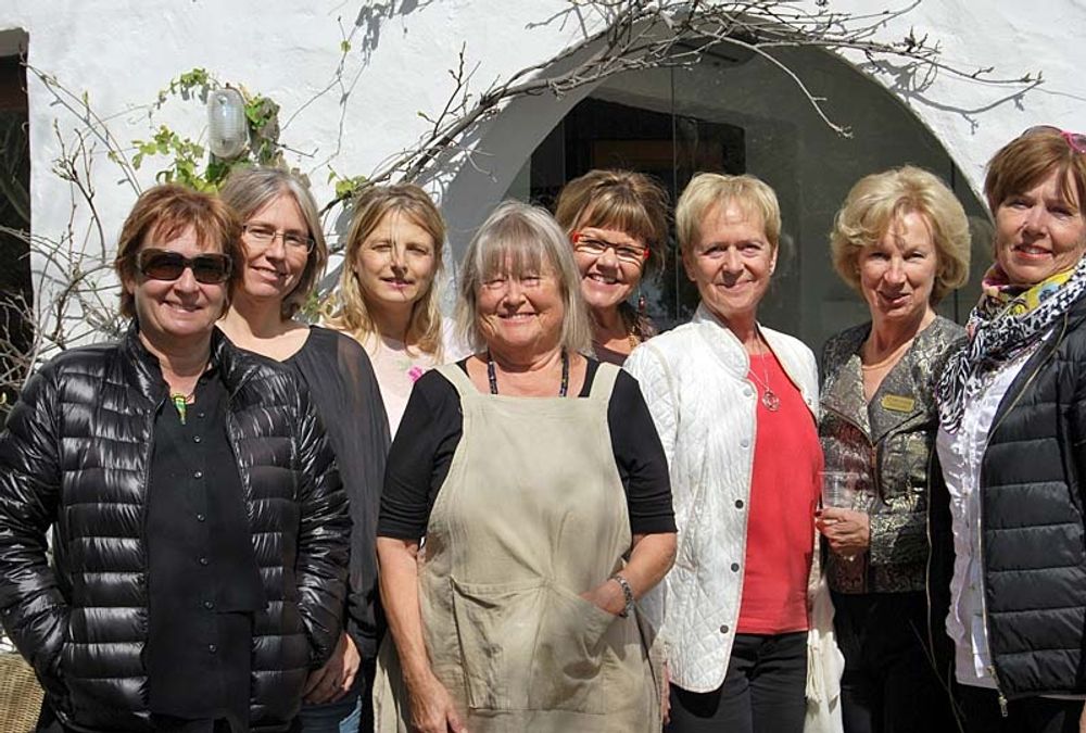 &Aring;tta av utst&auml;llarna, fr&aring;n v&auml;nster: Laila Lindblad, Lotta Lindberg, Lotta Hammer, Agneta Larsen, Camilla Grahn, Gunilla Eklund, Soili Lewin och Lisbeth Olsson. Foto: Margaretha Janemar