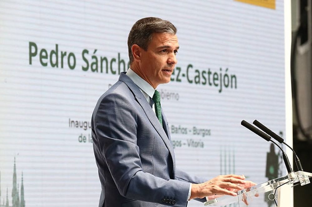 Regeringschefen Pedro S&aacute;nchez menar att bank- och energisektorn m&aring;ste dela med sig av sina extraordin&auml;ra vinster, som erh&aring;lls p&aring; bekostnad av konsumenterna.