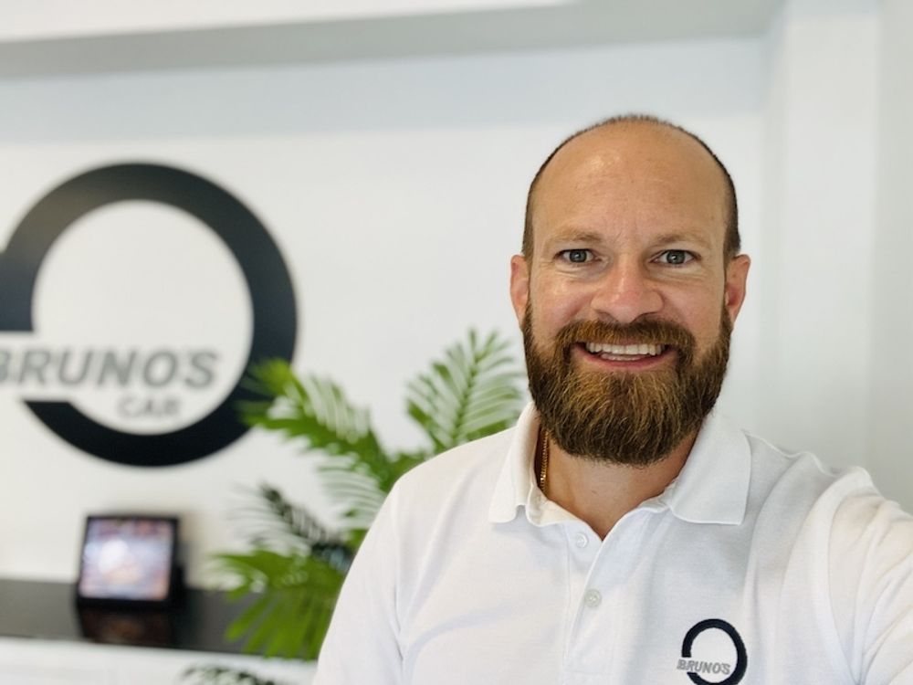 Linus Hansen p&aring; Brunos Car &auml;r trots motg&aring;ngarna positiv. "Vi st&aring;r p&aring; stabil grund och &auml;r redo att snabbt v&auml;xla upp igen. Med en stor regelbunden kundkrets som l&auml;ngtar till att komma tillbaka till h&auml;rliga Solkusten blickar vi fram&aring;t och v&auml;ntar p&aring; b&auml;ttre tider, som till sist alltid kommer."