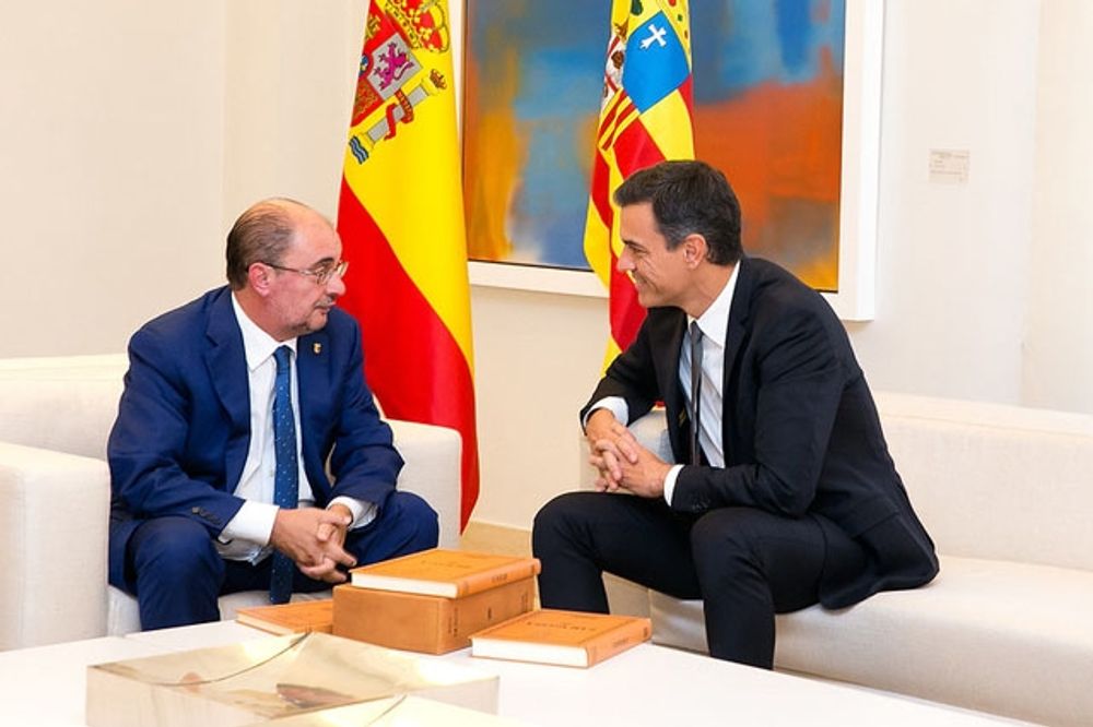 Javier Lamb&aacute;n i en arkivbild med regeringschefen och partikollegan Pedro S&aacute;nchez.