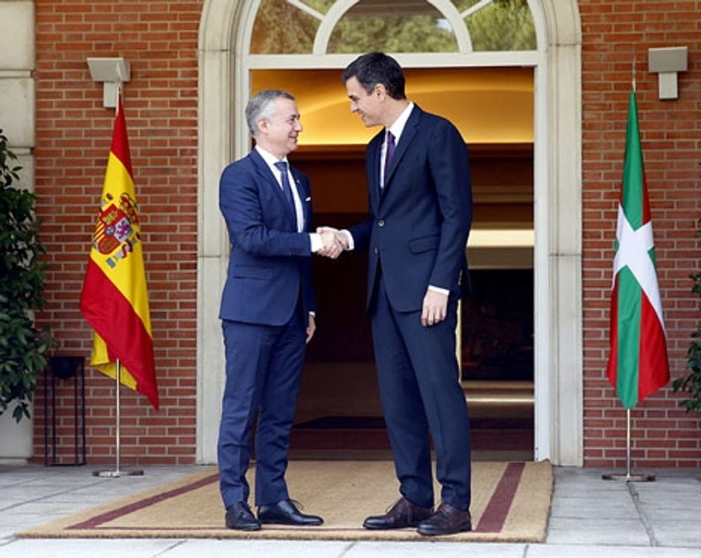 Pedro S&aacute;nchez och &Iacute;&ntilde;igo Urkullu behandlade fr&aring;gan om ETA-f&aring;ngarna vid sitt m&ouml;te i presidentpalatset.
