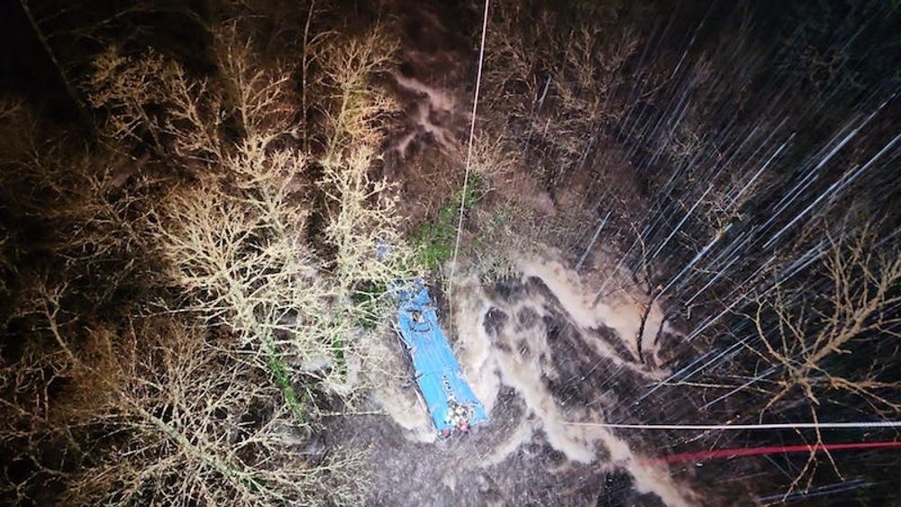 Den f&ouml;rolyckade bussen landade i &aring;n L&eacute;rez och v&auml;ntas inte kunna b&auml;rgas f&ouml;rr&auml;n tidigast 27 december. Foto: 112 Galicia