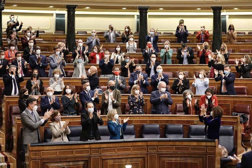 Regeringen och socialistpartiets ledam&ouml;ter firar godk&auml;nnandet 3 december av budgeten i riksparlamentet. Foto: PSOE