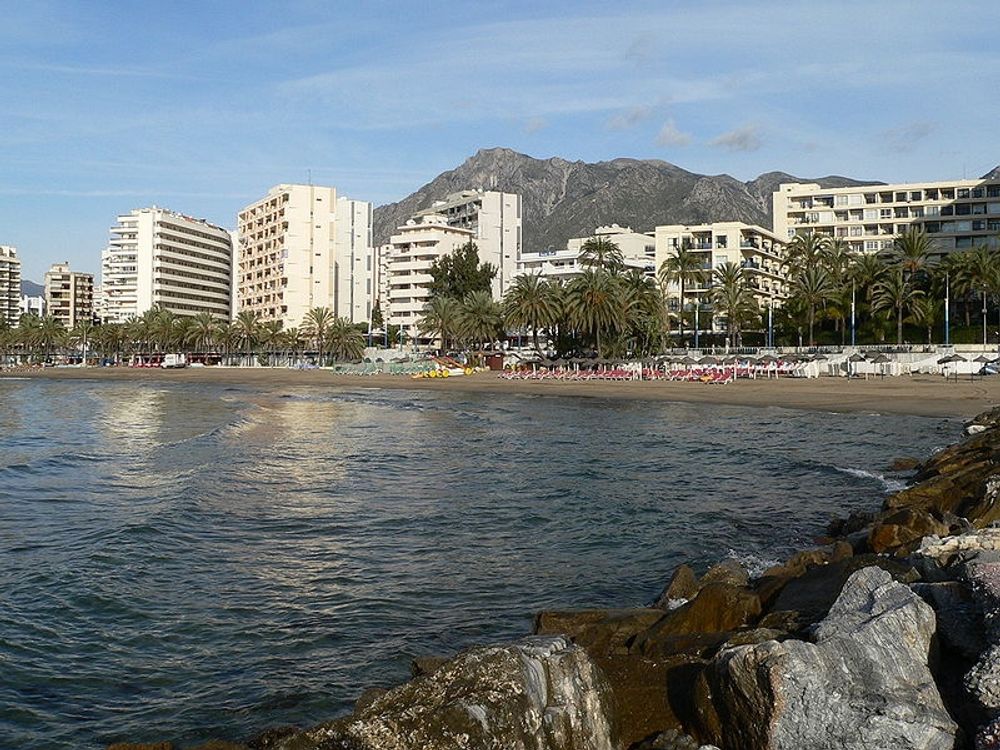 Den finske mannen hittades flytande i vattnet vid Fontanillastranden, i centrala Marbella.