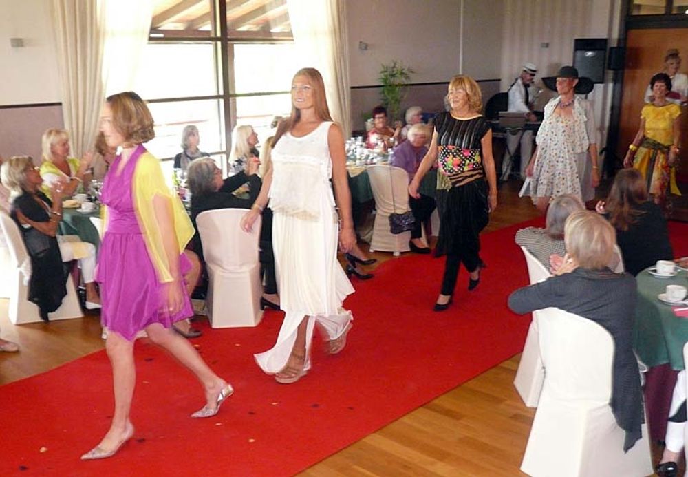 SWEA Marbellas &aring;rliga modevisning h&ouml;lls 11 april p&aring; Los Arqueros Golf.