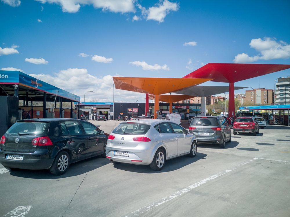 I b&ouml;rjan av augusti kostade bensinen i genomsnitt 1,489 euro per liter, vilket &auml;r 7,3 procent l&auml;gre &auml;n motsvarande vecka 2024 och n&auml;stan 22 procent l&auml;gre &auml;n 2022.