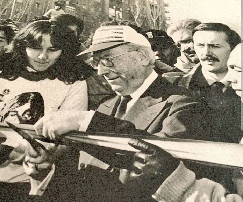 Madridborna gick man ur huse f&ouml;r att f&ouml;lja Enrique Tierno Galv&aacute;ns kista genom staden vid den historiska begravningen 1986.