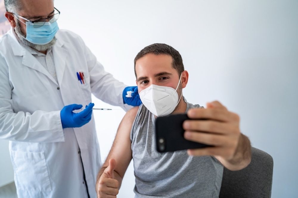 Fastboende i Andalusien s&aring; unga som 25 &aring;r i &aring;r kan fr&aring;n och med idag boka tid f&ouml;r covid-vaccin.