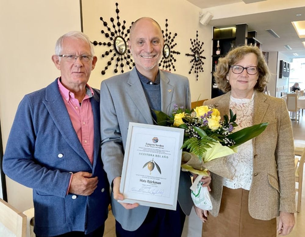 Sydkustens chefredakt&ouml;r Mats Bj&ouml;rkman &auml;r den f&ouml;rste att mottaga utm&auml;rkelsen &rdquo;Aceituna del A&ntilde;o&rdquo; av Estepona N&oacute;rdico. Diplomet &ouml;verr&auml;cktes i mitten av januari av Bengt Lindel&ouml;f och Gurli Korsgaard. Foto: Thomas Bernsten