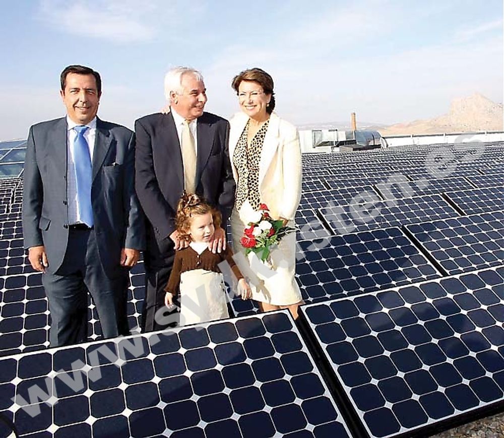 Det f&ouml;rsta f&ouml;retagscentret i Andalusien med egen solenergi invigdes av n&auml;ringsministern Magdalena &Aacute;lvarez. P&aring; bilden tillsammans med Antequeras borgm&auml;stare, Ricardo Mill&aacute;n, och ordf&ouml;rande i Grupo Cadi, &Aacute;ngel Garc&iacute;a Ballesteros.