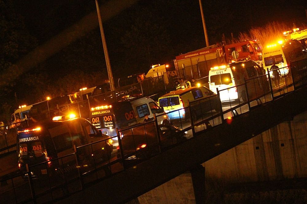 Mer &auml;n hundra passagerare fick inledningsvis l&auml;ggas in p&aring; sjukhus, efter t&aring;golyckan.