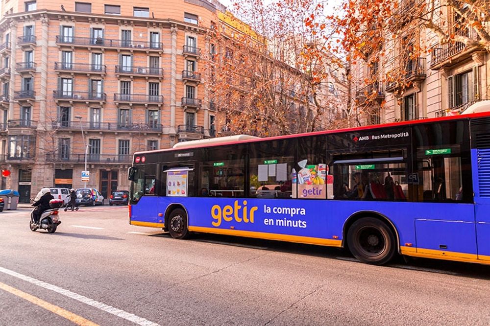 Reklam f&ouml;r ett budf&ouml;retag p&aring; en lokalbuss i Barcelona.