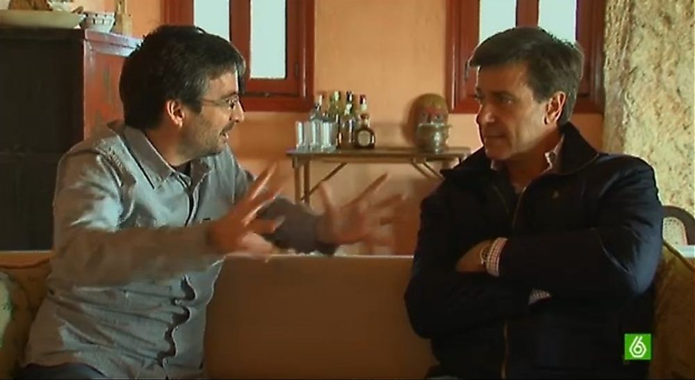 Sonen till Hertiginnan av Alba, Cayetano Mart&iacute;nez de Irujo, g&ouml;r ordentligt bort sig i en intervju med den kontroversielle reporten Jordi &Eacute;vole.