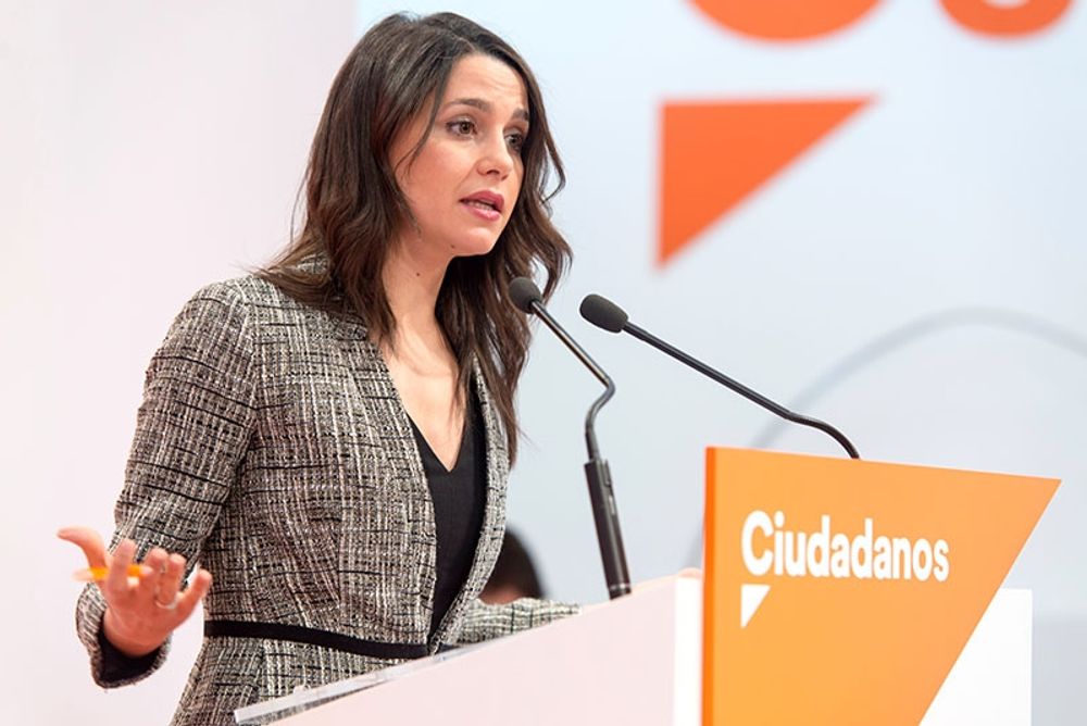 In&eacute;s Arrimadas tar ett steg &aring;t sidan, men besegrade sin rival Edmundo Bal i prim&auml;rvalet.