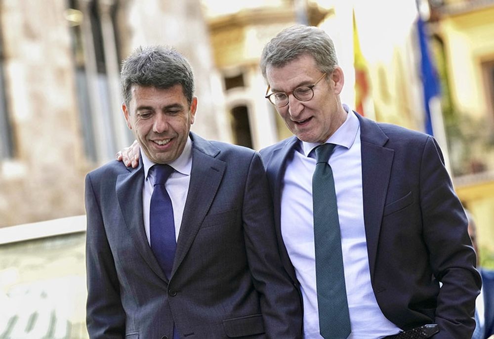 Tilltr&auml;dande regionpresidenten i Valencia Carlos Maz&oacute;n (till v&auml;nster) med PP-ledaren Alberto N&uacute;&ntilde;ez Feij&oacute;o. Foto: PP
