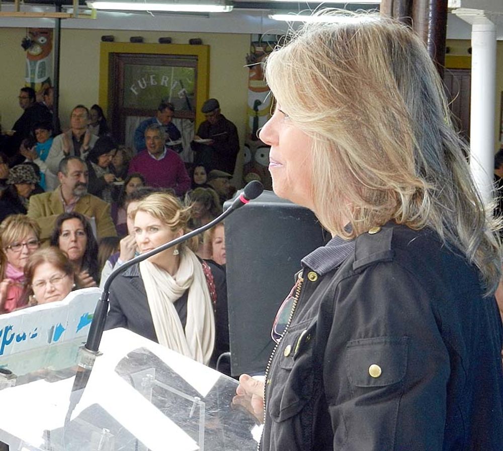 Borgm&auml;staren &Aacute;ngeles Mu&ntilde;oz lovar att det inte blir n&aring;gra skyskrapor i Marbella, efter proteststormen.