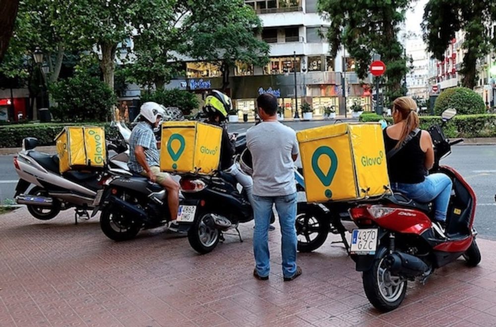 Matbud, s&aring; kallade "riders" f&ouml;r Glovo. Foto: FaceMePLS/Wikimedia Commons