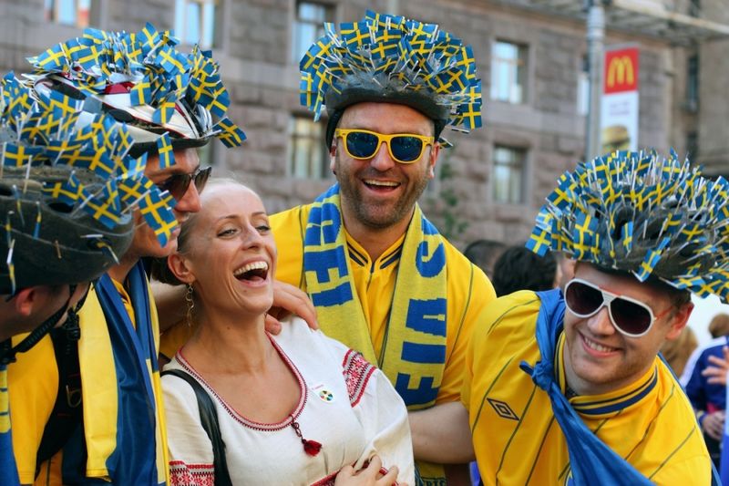 Enligt sambon &auml;r svenska kvinnor s&aring; lika varandra att det enda som skiljer oss &auml;r att vi &ouml;ver 40 b&auml;r glas&ouml;gon.