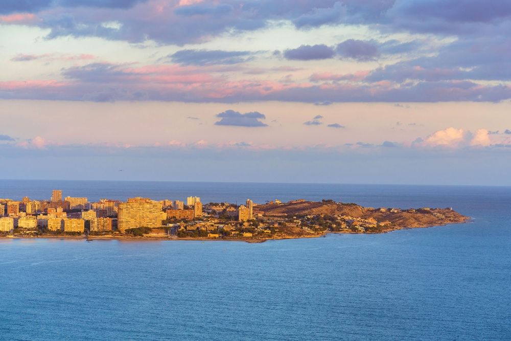 Personer med &aring;rsl&ouml;ner p&aring; upp till 70.000 euro har tilldelats socialbost&auml;der i komplexet Les Naus, i ett mycket attraktivt omr&aring;de n&auml;ra stranden i San Juan de Alicante.