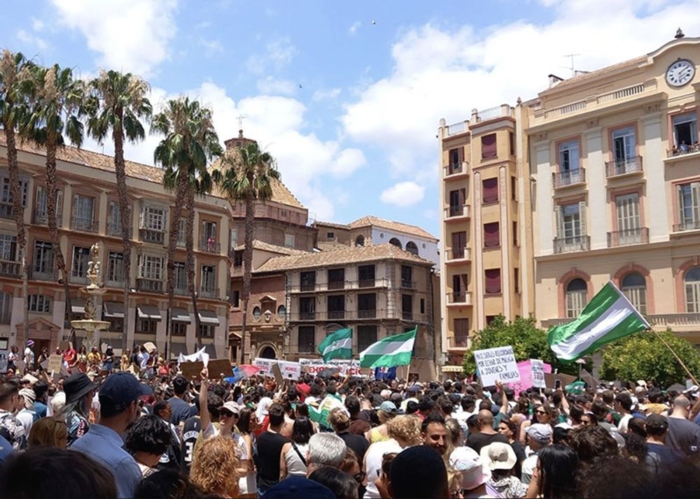 Demonstranterna t&aring;gade p&aring; l&ouml;rdagsf&ouml;rmiddagen den 29 juni genom centrala M&aacute;laga. Foto: @InquilinatoMad/X
