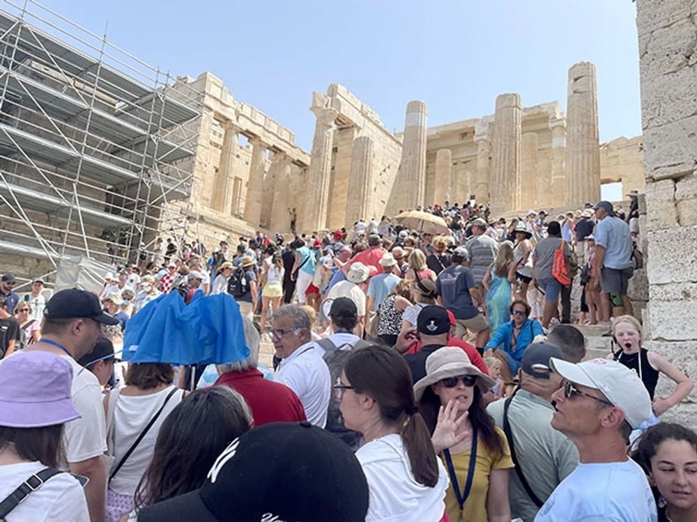 Tr&auml;ngsel vid Akropolis, i Aten.