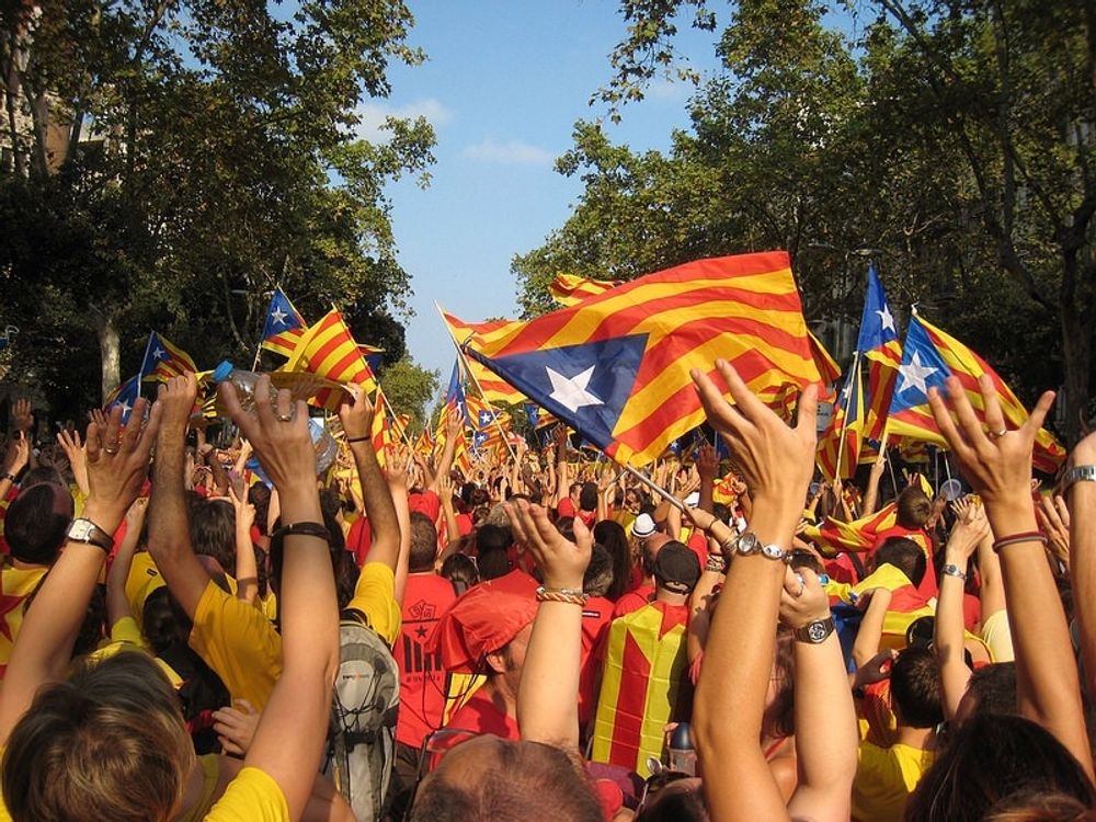 Mer &auml;n en halv miljon katalaner, 1,8 miljoner enligt sammankallarna, demonstrerade 11 september i Barcelona f&ouml;r en folkomr&ouml;stning om katalanskt sj&auml;lvstyre. Foto: Jo@net