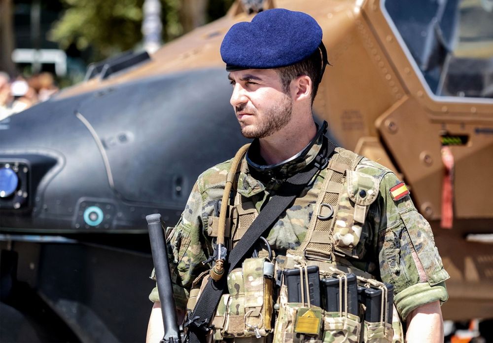 Andelen unga som s&ouml;ker sig till de spanska f&ouml;rsvarsstyrkorna minskar snabbt, samtidigt som behovet av milit&auml;r personal &ouml;kar kraftigt enligt en ny parlamentarisk rapport.