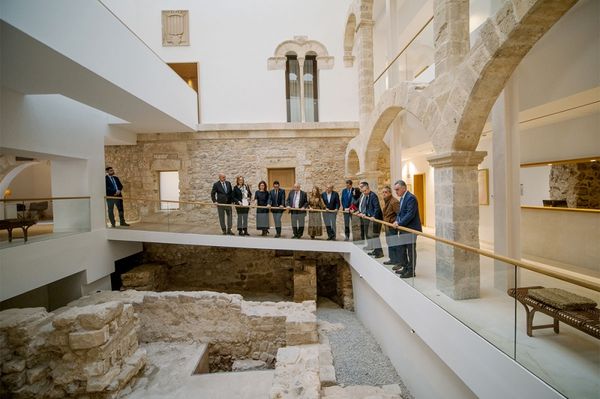 Turistministern och andra myndighetsprsoner invigde paradoren p&aring; Ibiza den 23 februari, &auml;ven om den inte sl&aring;r upp sina d&ouml;rrar f&ouml;r g&auml;ster f&ouml;rr&auml;n den 10 mars. Foto: @jordihereub