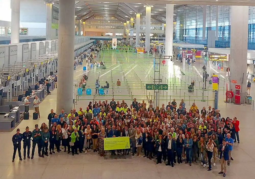 Personal p&aring; M&aacute;laga flygplats firade den 19 november milstolpen som n&aring;tts med 20 miljoner resen&auml;rer p&aring; ett och samma &aring;r. Foto: AENA
