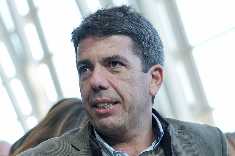 Carlos Maz&oacute;ns avg&aring;ng meddelas mitt under p&aring;g&aring;ende juridiska utredningar, intern splittring inom Partido Popular och f&ouml;rh&ouml;r med journalisten Maribel Villaplana, som &aring;t lunch med honom samma eftermiddag som &ouml;versv&auml;mningarna kr&auml;vde 229 liv. Foto: PP