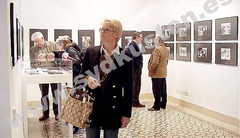 Pressfotografi var p&aring; tapeten n&auml;r utst&auml;llningen invigdes i kulturcentret Cortijo Miraflores 15 april. M&aring;nga bes&ouml;kare hade hittat dit och i lokalerna var det mingel och diskussioner.