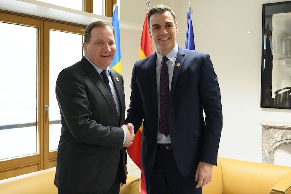 Pedro S&aacute;nchez hoppas mjuka upp Sveriges skeptiska h&aring;llning till EU:s r&auml;ddningspaket, genom att boka in ett personligt m&ouml;te med Stefan L&ouml;fven.