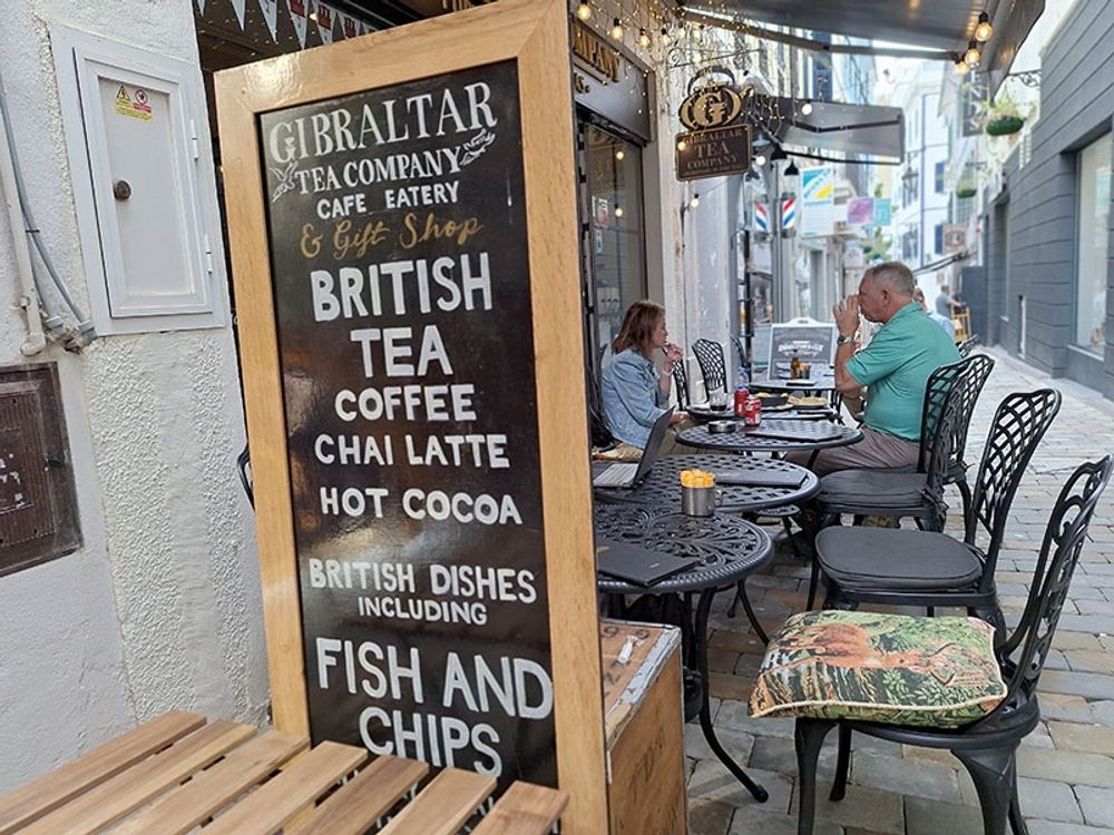 Vardagslivet p&aring; Gibraltar grundar sig i den brittiska kulturen, men britter och spanjorer lever sida vid sida.