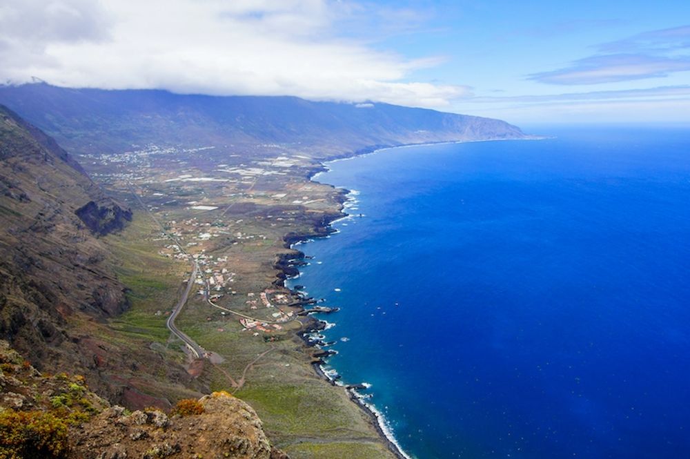 Flyktingb&aring;ten uppges ha drivit omkring cirka 20 mil s&ouml;der om El Hierro.