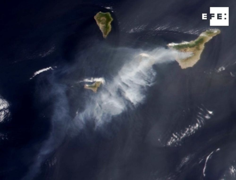 Brandr&ouml;ken p&aring; Tenerife kan sk&aring;das p&aring; satellitbilder. Foto: NASA