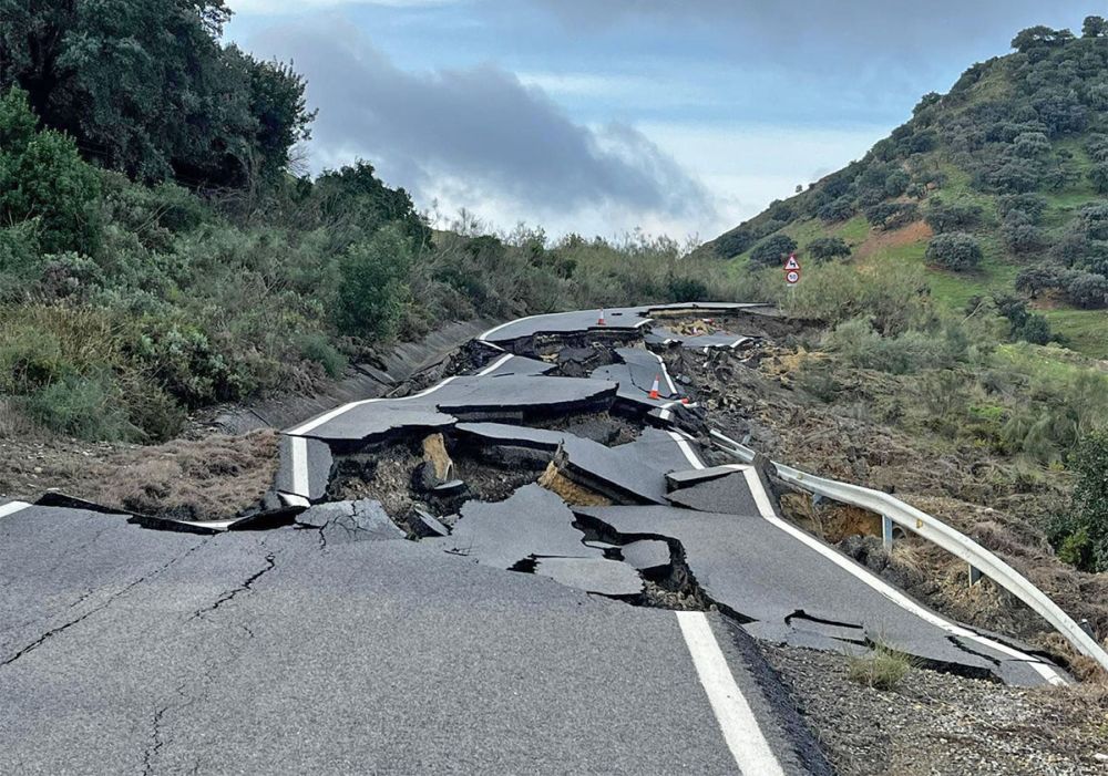 I C&aacute;diz-provinsen &auml;r 26 v&auml;gar helt avst&auml;ngda p&aring; grund av ov&auml;dret. Foto: Ayto de Algodonales