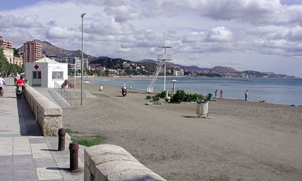 De danska studenterna badade vid stranden i La Malagueta n&auml;r tv&aring; m&auml;n f&ouml;rs&ouml;kte stj&auml;la deras tillh&ouml;righeter.