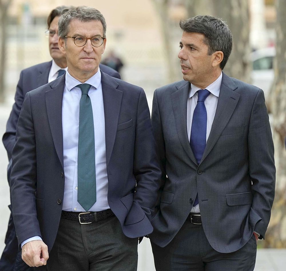 Carlos Maz&oacute;n (till h&ouml;ger) med ledaren f&ouml;r Partido Popular Alberto N&uacute;&ntilde;ez Feijo&oacute;, vars st&ouml;d till sin regionpresident sviktat. Foto: PP