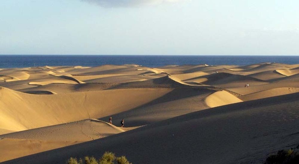 Flyktingarna tvingades tillbringa sju timmar vid stranden i Maspalomas, innan de f&ouml;rdes bort i en sopbil.