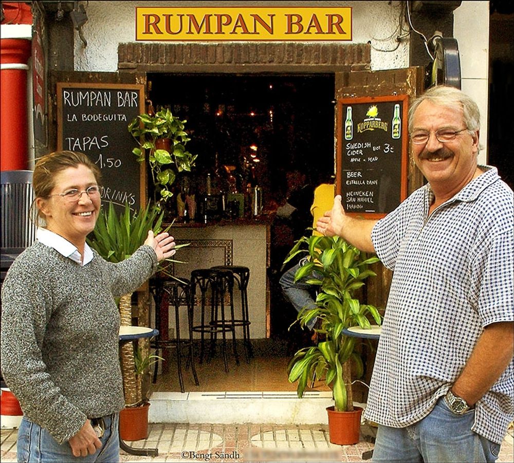 Lotta och G&ouml;ran framf&ouml;r sin bar &aring;r 2003. Foto: Bengt S&auml;ndh