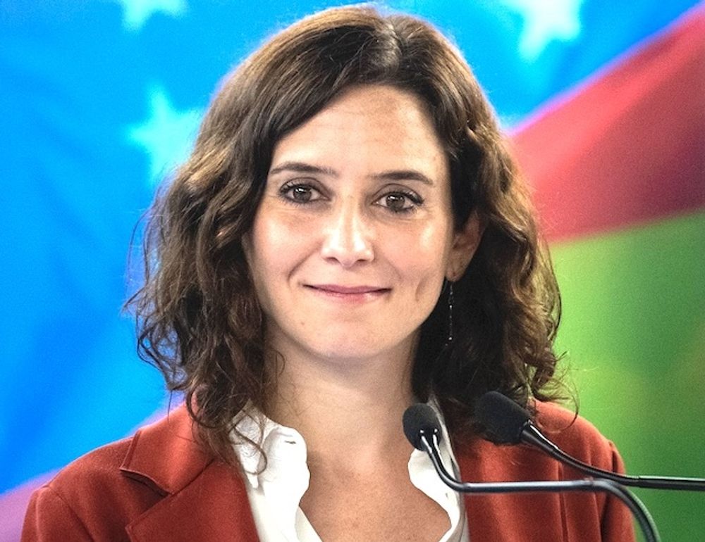 Efter att f&ouml;rst ha kritiserat strejkvarslen medger nu regionalpresidenten i Madrid Isabel D&iacute;az Ayuso att det ej kan bli en normal &aring;terg&aring;ng till klassb&auml;nkarna i september. Foto: Comunidad de Madrid