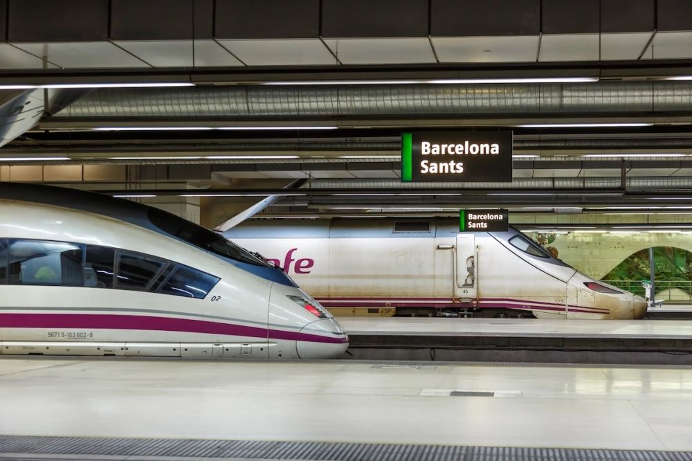 Underh&aring;llsarbeten och hastighetsbegr&auml;nsningar tvingar operat&ouml;rerna p&aring; str&auml;ckan Madrid&ndash;Barcelona att justera sina tidtabeller f&ouml;r att s&auml;kerst&auml;lla drifts&auml;kerheten.