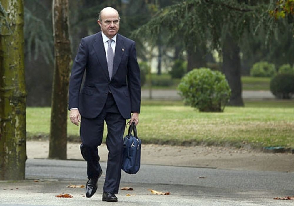 Den omvalde finansministern Lu&iacute;s de Guindos lovar minimala &aring;tstramningar.