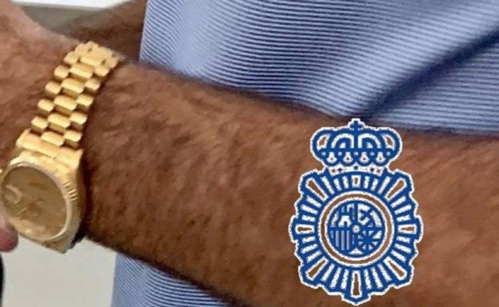 Polisen ertappade mannen p&aring; M&aacute;laga flygplats med klockan p&aring; sig. Foto: Polic&iacute;a Nacional