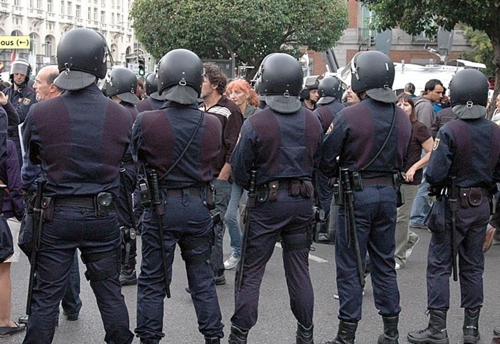 Kravallpoliser f&ouml;rv&auml;ntas vara s&auml;rskilt tr&auml;nade f&ouml;r sitt yrke, men det framg&aring;r inte av tv-bilderna fr&aring;n sammandrabbningarna i Madrid.